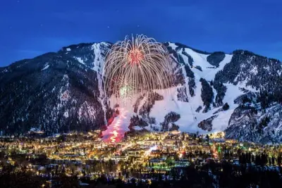 Image de Condo présidentiel Downtown Aspen 2br avec piscine chauffée et bain à remous, local à skis avec voiturier