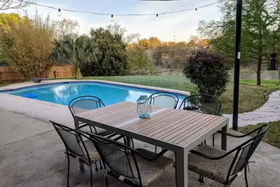 Image de Détendez-vous au bord de la piscine dans une luxueuse maison Creekfront à Round Rock