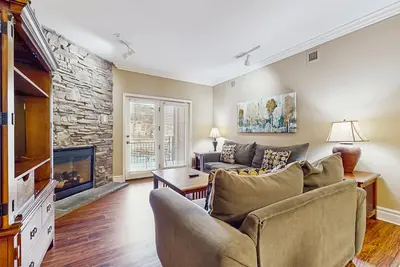 Condo de luxe bien décoré avec piscine et bain à remous partagés - en plein centre-ville!