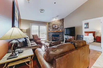 Condo de luxe près du centre-ville avec bain à remous et piscine partagée / bain à remous / salle de gym!