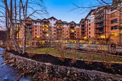 Condo de luxe près du centre-ville avec bain à remous, foyer et bain à remous / piscine partagés!