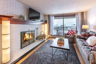 Image de Ski On-Ski Off Condo mis à jour avec foyer au bois véritable et lit King - Killington