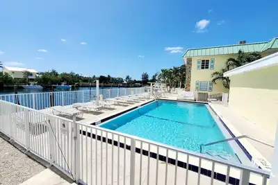 Image de Coconut Condo- Condo 2/2 sur canal à Coco Plum avec piscine et impuretés