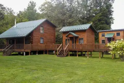Image de Nouveau! Complexe de chalets avec ruisseau Ă truites sur place!