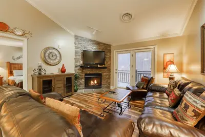 Condo accueillant avec foyer, bain à remous et piscine partagée / bain à remous - marchez au centre-ville!
