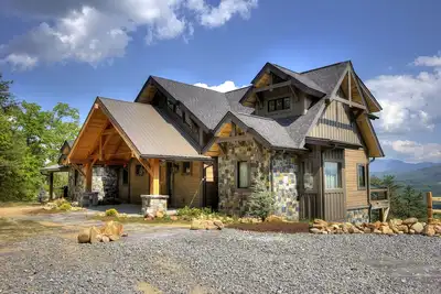 Image de Cabane en rondins pour les familles avec cinéma maison, bain à remous privé et vues incroyables