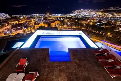 Image de Superbe villa moderne avec piscine à débordement chauffée, ascenseur, salle de gym, sauna, bain à remous