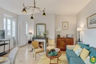 Image de Charmant appartement rénové à Chantilly avec WiFi et parking