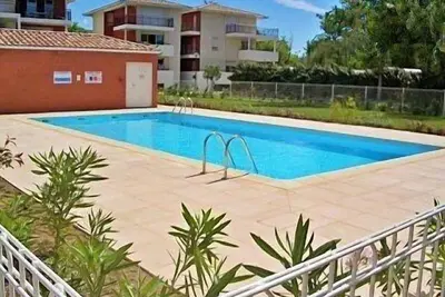 Image de Résidence récente avec piscine et accès direct à la plage