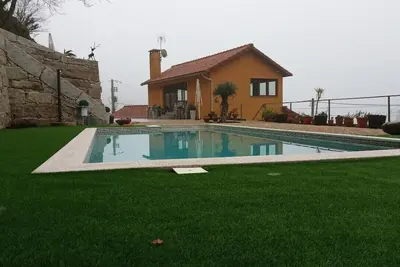Jolie maison  restaurée, 10 000 metres carré de terrain avec petit ruisseau