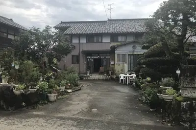 Image de Une maison avec un jardin rural