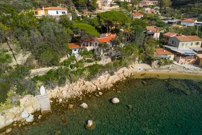 Charming apartment Ostrica seafront with view and private access directly to Forno beach
