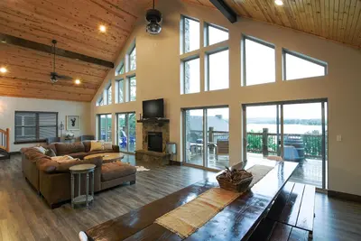 Image de Vue spectaculaire sur le lac, port de plaisance à travers la rue, piscine, accès handicapé