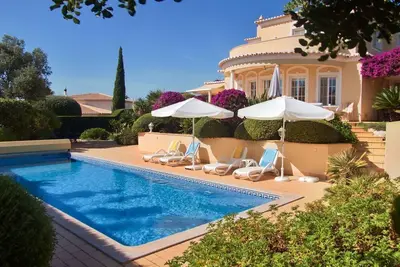Image de Villa de 3 chambres avec piscine chauffée entre Carvoeiro et Ferragudo.