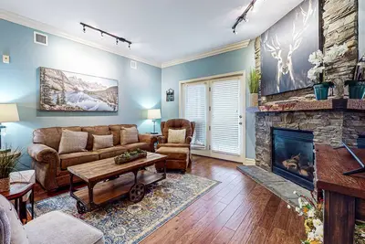 Condo incroyablement situé avec bain à remous et bain à remous / piscine / salle de gym partagés!