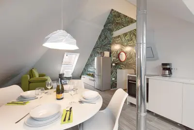 Image de Flex Multicolour Tour As / Comfy conçu appartement 1br, WiFi gratuit et Ac