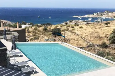 Image de 2 maisons modernes avec 4 chambres, une piscine et une vue mer