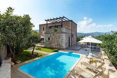 Image de Villa Chryssa, villa en pierre avec piscine privée dans le village de Neo Chorio, Chania Crete