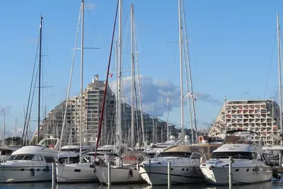 Image de Charmant studio cabine climatisé  centre ville  150m de la plage et 50 m du port