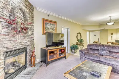 Condo de luxe spacieux près du centre-ville avec bain à remous et piscine partagée / bain à remous!
