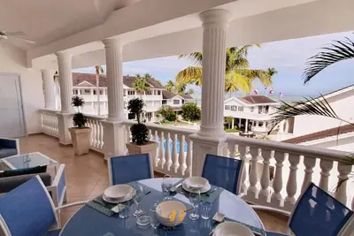 Image de Duplex Front de Mer / Plein centre, proche plage / Piscine / Wifi Gratuit
