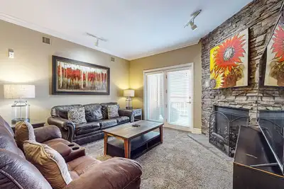 Charmant condo du centre-ville avec balcon et piscine partagée, bain à remous et salle de fitness!