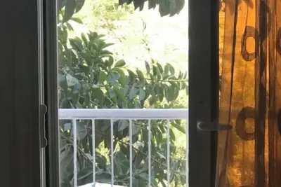 Image de un appartement chaleureux et propre dans un quartier résidentiel