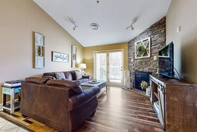 Condo de luxe avec bain à remous et piscine partagée / bain à remous - à pied au centre-ville!