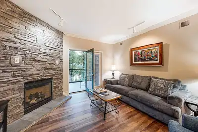 Condo accueillant au centre-ville avec foyer, balcon et piscine / bain à remous communs!