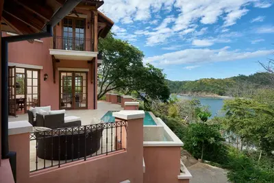 Image de Maison de 5 chambres face Ă la mer Ă Las Catalinas Beach Town