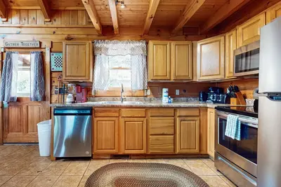 Charmante cabane en rondins avec bain à remous privé, table de billard et foyer extérieur