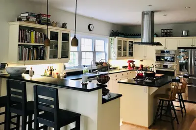 Image de Cuisine de chef légère et spacieuse
