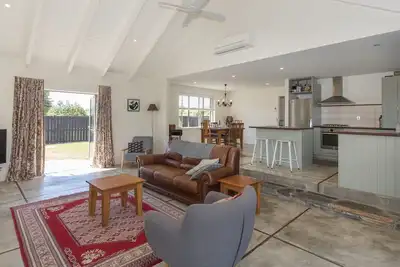 Image de Modern Cottage Charm - Maison de vacances d'Albert Town à seulement 5 minutes de Wanaka