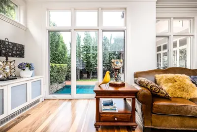 Image de Maison familiale de luxe avec piscine dans une banlieue prestigieuse