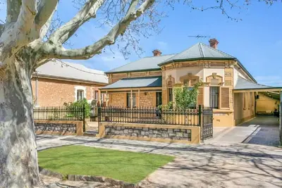 Image de Magnifique villa en pierre de taille dans le nord animé d'Adélaïde. Faites-en votre havre.