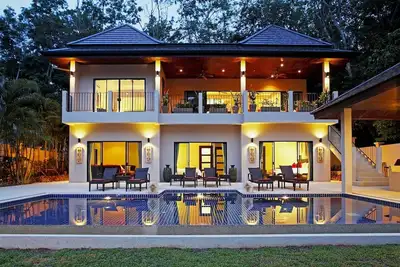 Image de Villa Coral: 8 chambres, villa avec piscine privée, près de la plage, pour 19 personnes