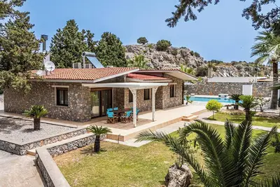 Image de Madia Villa avec piscine privée et jacuzzi extérieur