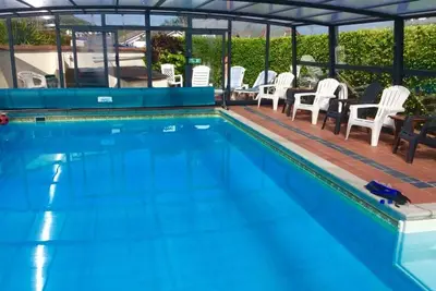 Image de 4 ~ Petite promenade ~ Plage ~ Pubs ~ Commerces: Piscine Htd + Hottub + Jardin + Bbq + WiFi Gratuit