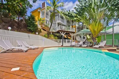 Image de Duplex \"O Coeur de Deshaies\", Duplex Papaye. Chambre vue mer. Clim, piscine, parking.