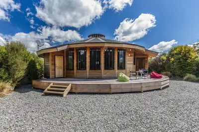 Image de The Snowglobe - Chalet de style yourte moderne Ohakune