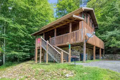 Image de Location de chalet près de dollywood avec salle de cinéma maison et bain à remous