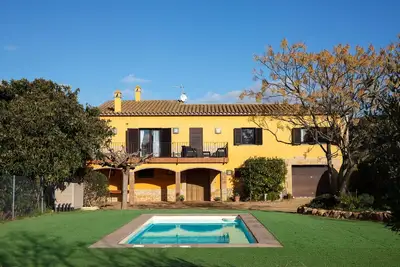 Maison avec piscine privée, isolée et très calme en bout de ville.