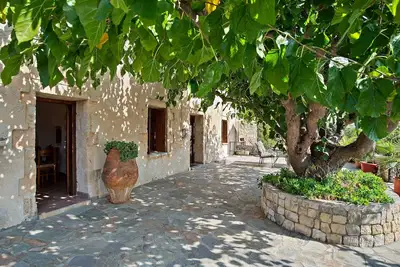 Image de Artemis House cottage en pierre dans le village historique d'Aptera, Chania
