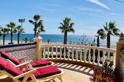 Maison de ville sur la plage avec grande terrasse et vue mer
