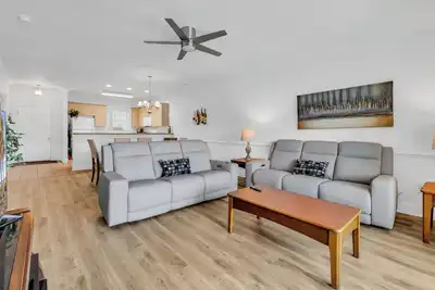 Image de 2 chambres (1king + 3 lits doubles), 2 salles de bain. Nous parlons francais