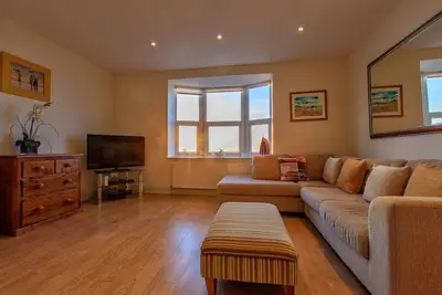 Image de Victoria Parade: appartement de 2 chambres avec vue sur la mer et parking privé