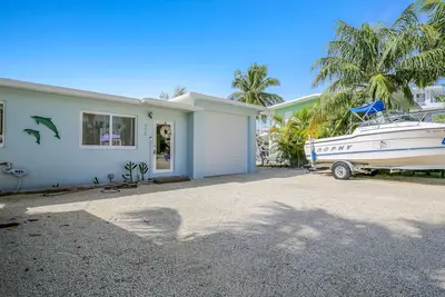 Image de Nouvelle Liste! Maison face au canal avec rampe de mise à l'eau, piscine et kayak privés!