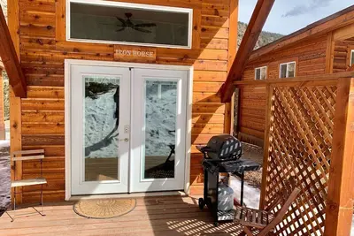 Image de Cabine moderne et entièrement meublée dans les Rocheuses