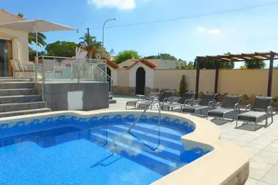 Image de Détaché 3 chambres, 2 salle de bains Villa avec une grande piscine privée
