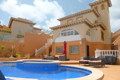 Superbe Individuelle 5 chambres Villa avec piscine magnifique à l'extérieur et salle à manger